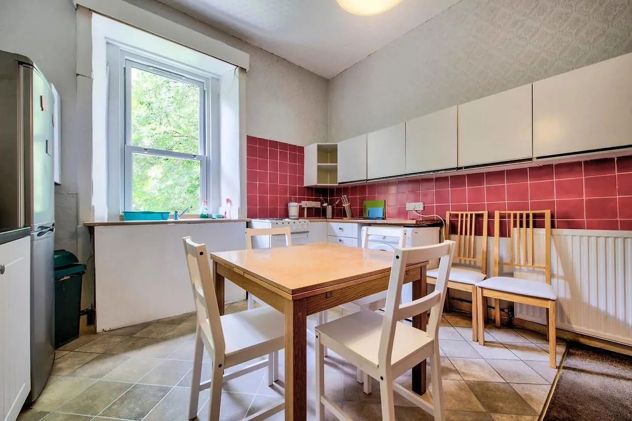 Spacious 4 Bedroom Apartment On The South Side Edinburgh
