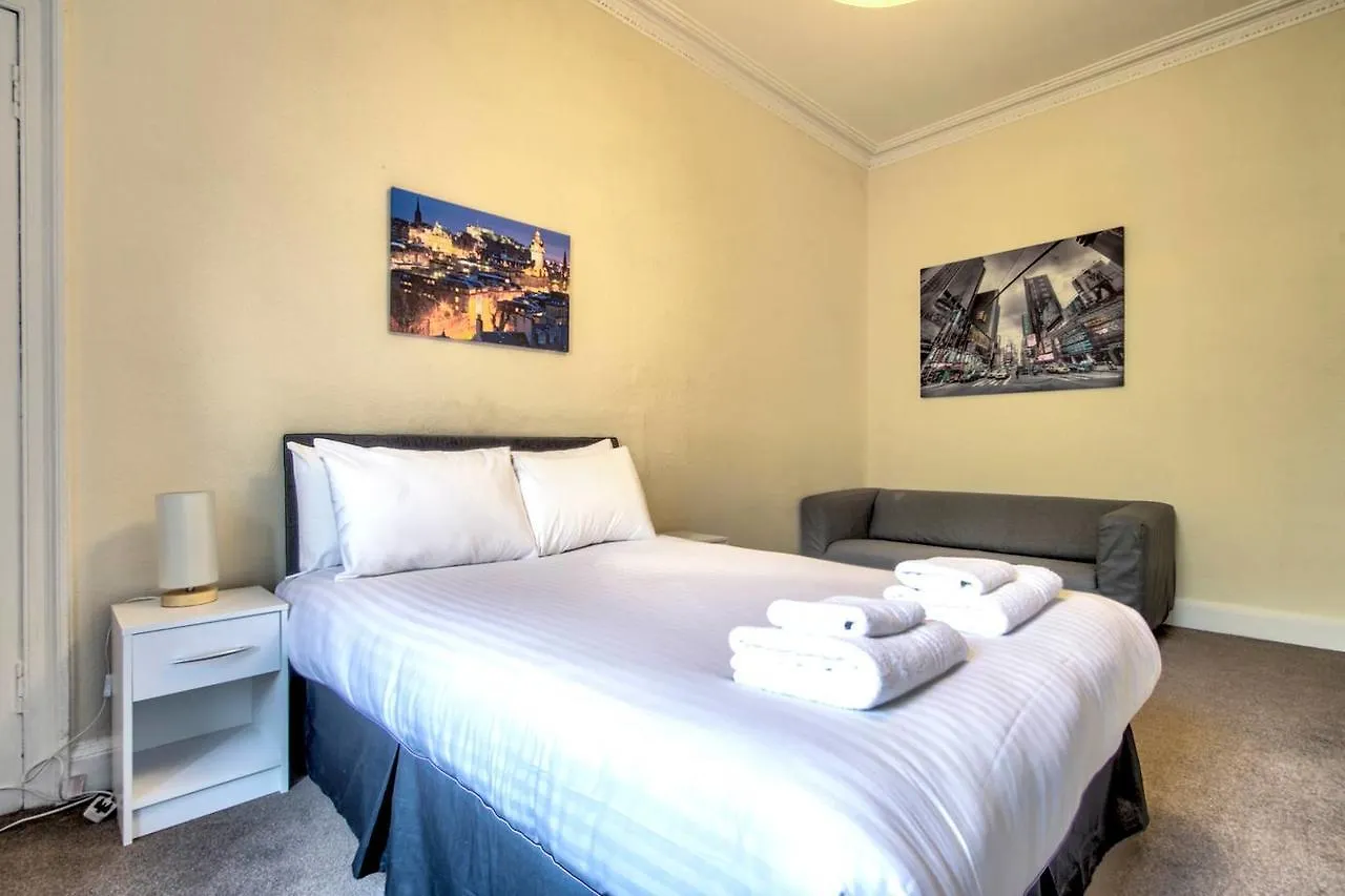 Spacious 4 Bedroom Apartment On The South Side Edinburgh 0*,