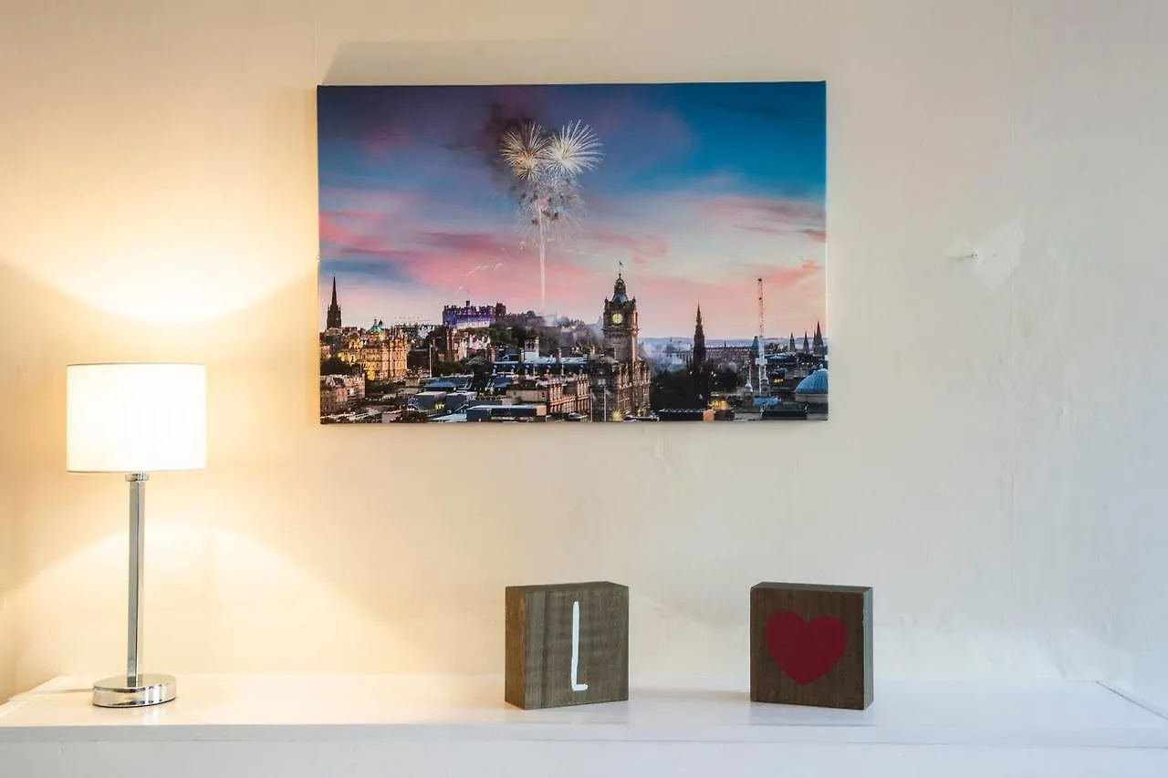 Spacious 4 Bedroom Apartment On The South Side Edinburgh 0*,  Birleşik Krallık