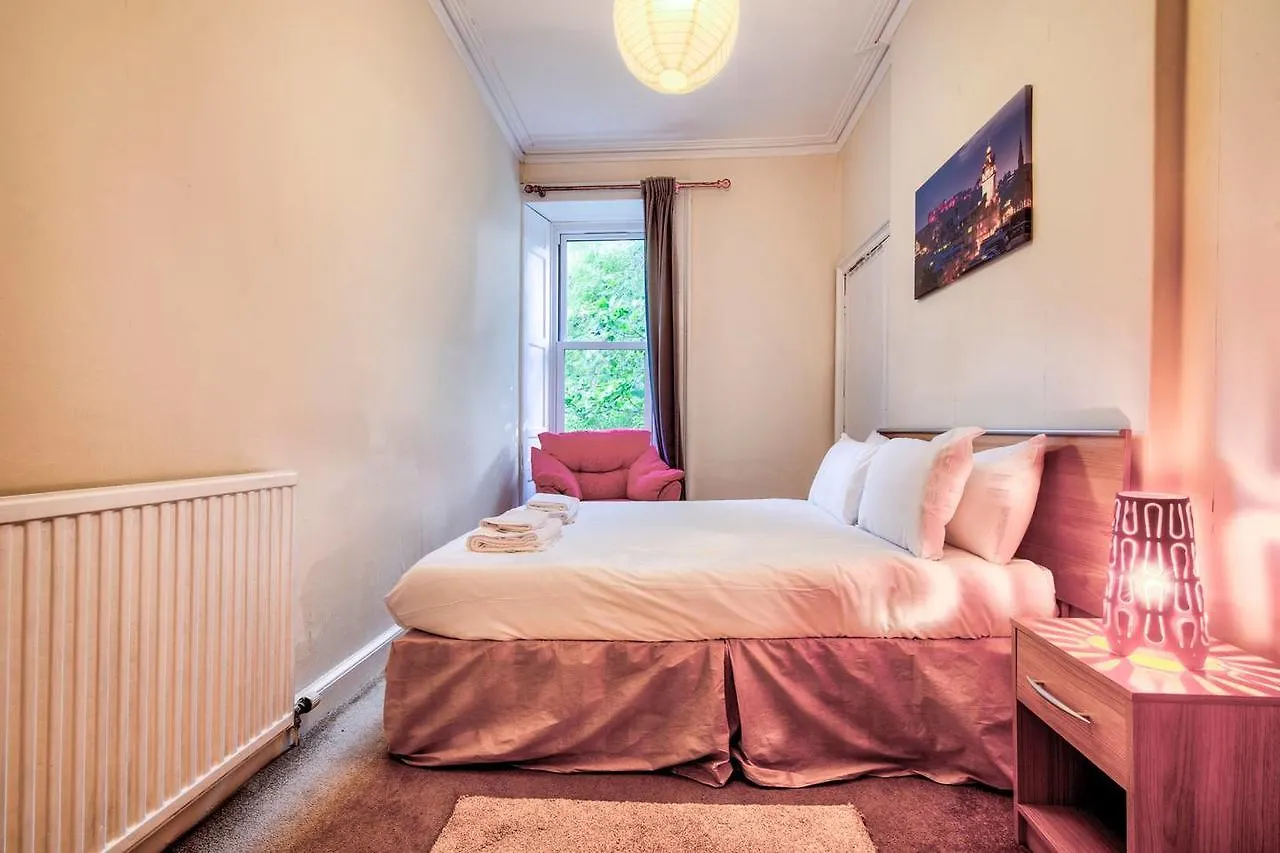 Spacious 4 Bedroom Apartment On The South Side Edinburgh