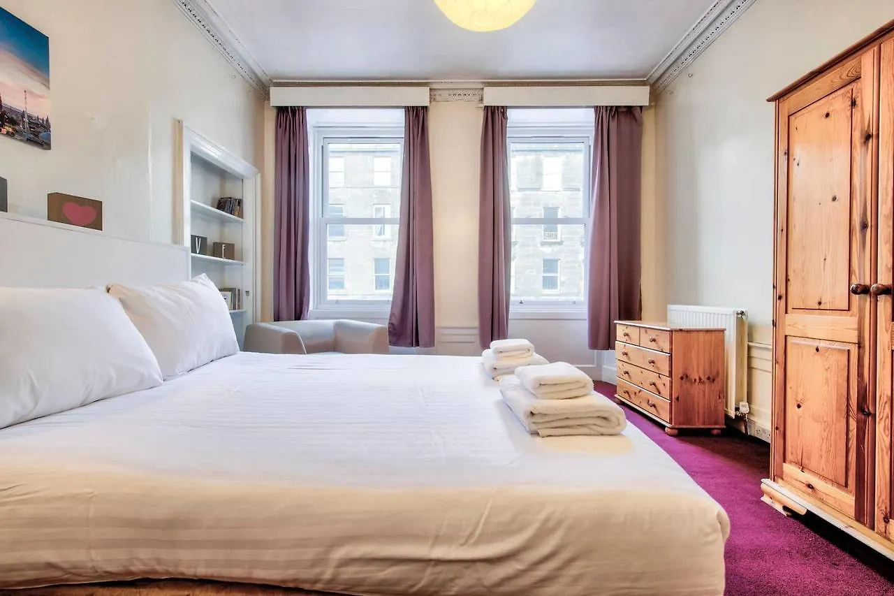 Spacious 4 Bedroom Apartment On The South Side Edinburgh