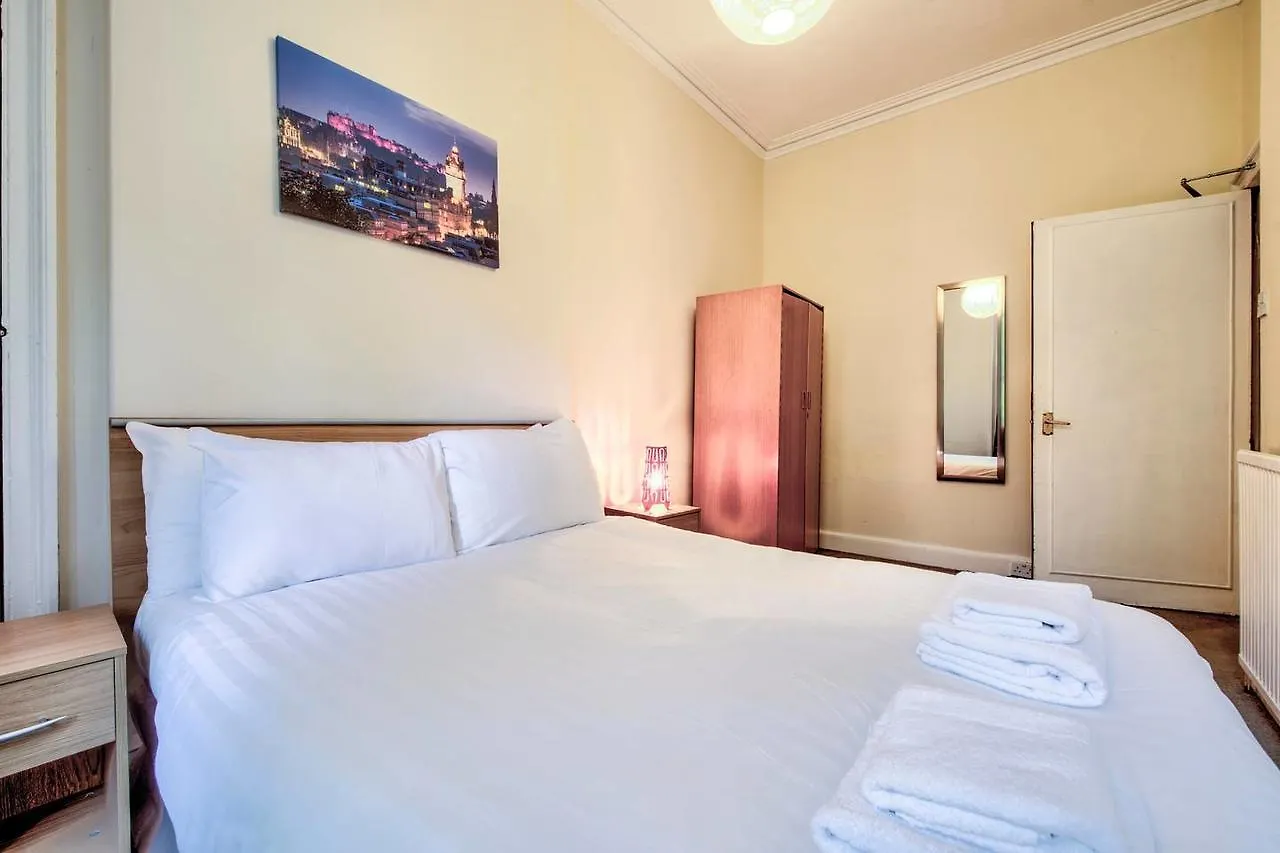 Spacious 4 Bedroom Apartment On The South Side Edinburgh