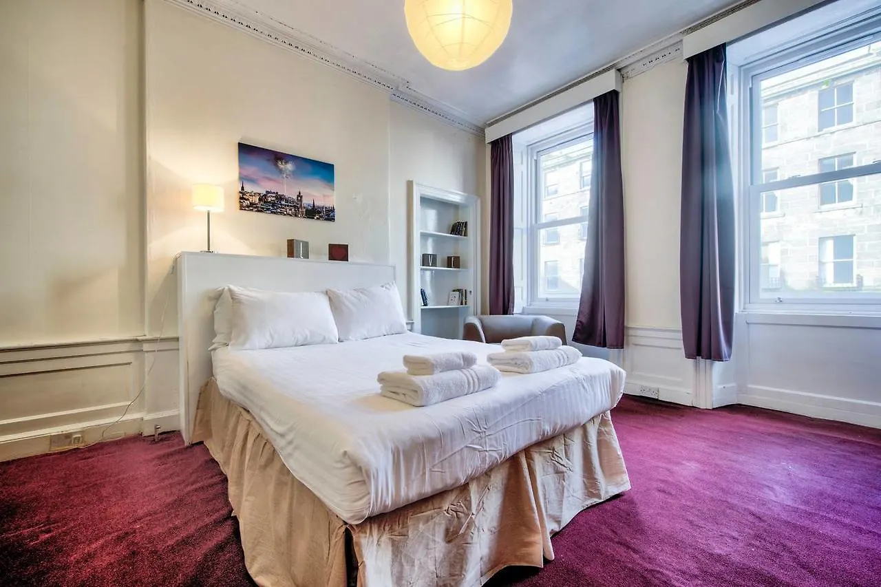 Spacious 4 Bedroom Apartment On The South Side Edinburgh